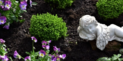 Neben dem Grabstein machen Skulpturen und die Bepflanzung ein Grab individuell. (Foto: Pixabay)