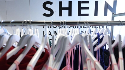 Shein ist bekannt für besonders günstige Mode. (Archivbild) (Foto: Charlotte Siemon/AFP/dpa)