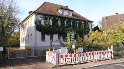 Noch steht auf dem Schild, dass das Gebäude die Grundschule Schalkhausen beherbergt. Doch die ist längst ausgezogen. (Foto: Oliver Herbst)