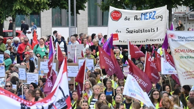 In Hannover protestierten mehrere Tausend Menschen gegen die Gesundheitsreform. (Foto: Julian Stratenschulte/dpa)