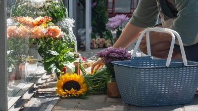 Am Tag nach dem Angriff legten Menschen Blumen am Tatort nieder. (Foto: Armin Weigel/dpa)