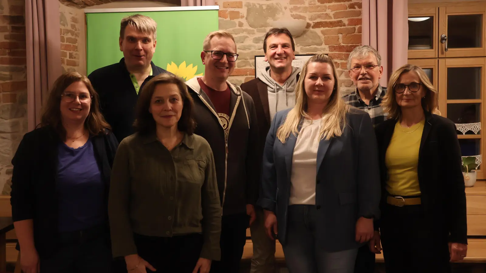 Mit vier Frauen und vier Männern gehen Scheinfelds Grüne ihre Premiere bei der Stadtratskandidatur an (von links): Marina Melchior, Luise Fröhlich, Nadine Sammetinger und Ulrike Hellert sowie Max Wechsler, Philipp Melchior, Stefan Jordan und Wolfgang Sichert-Hellert. (Foto: Andreas Reum)