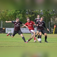 Mit 2:0 besiegte der FC Dombühl (links Alexander Häßlein, rechts Thore Beck) die SG Segringen-Dinkelsbühl (Fabian Lechler) und ist nach zwei Spielen noch ohne Punktverlust und ohne Gegentor. Am Sonntag geht es zum Verfolgerduell beim Aufsteiger TV Leutershausen. Die SG empfängt im ersten Heimspiel den SV Schalkhausen. (Foto: Martin Rügner)