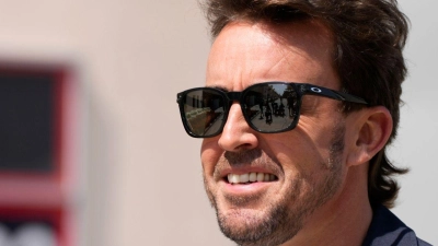 Bleibt bei Aston Martin: Fernando Alonso. (Foto: Darko Bandic/AP/dpa)