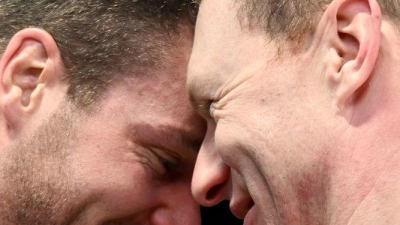 Herzlichen Glückwunsch: Francesco Friedrich gratuliert Johannes Lochner. (Foto: Robert Michael/dpa)