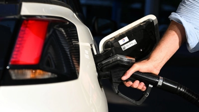 Nicht für alle Autofahrer ist es klar, dass sie für ihren Sprit bezahlen.  (Foto: Monika Skolimowska/dpa-Zentralbild/dpa/Symbolbild)