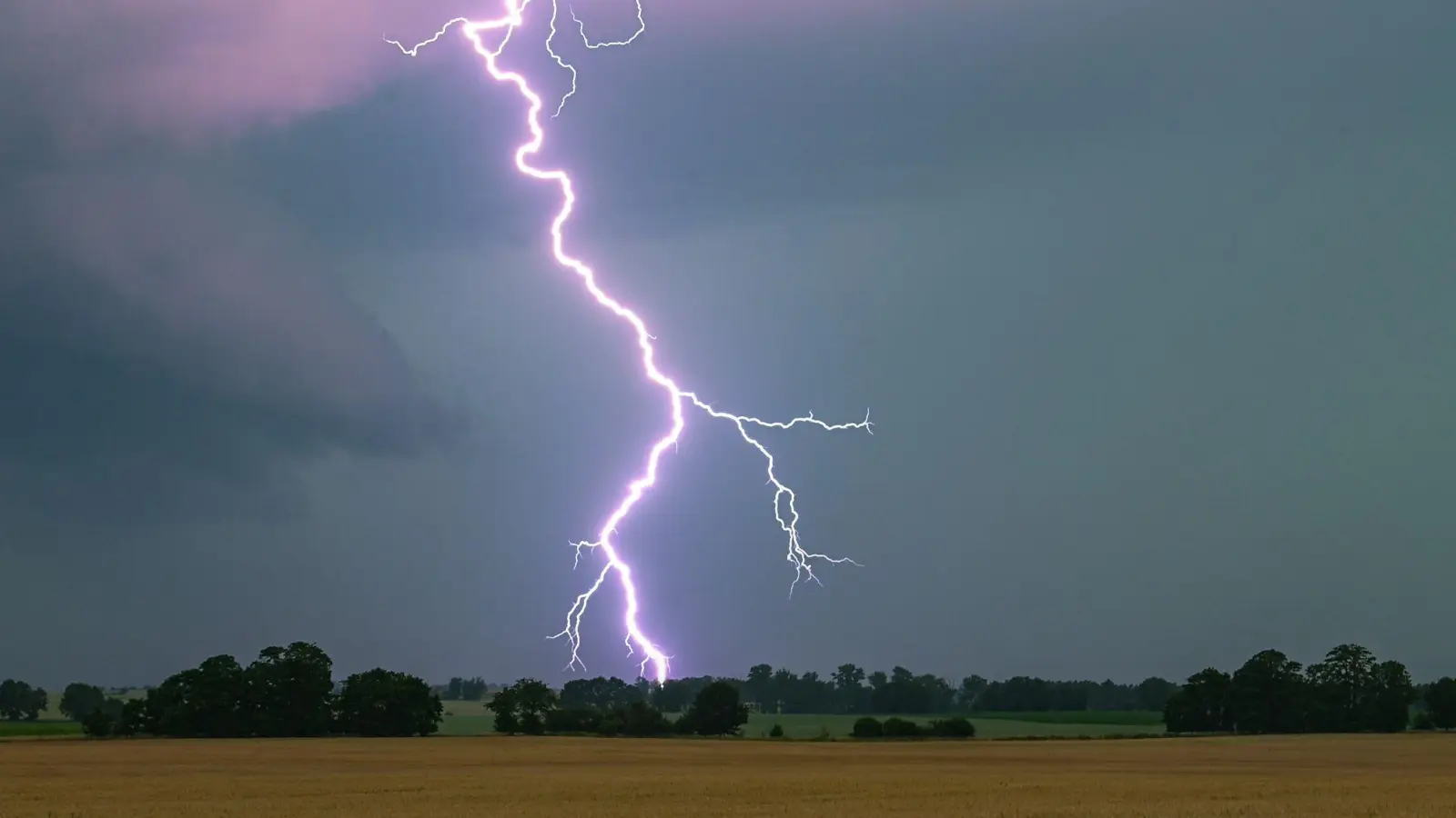 Am Wochenende soll es teils heftige Gewitter geben. (Symbolbild) (Foto: Patrick Pleul/dpa)
