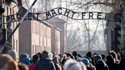 Der Nazi-Spruch „Arbeit macht frei“ war über dem Tor zum KZ Auschwitz angebracht. (Archivfoto) (Foto: Kay Nietfeld/dpa)