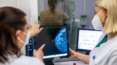 Untersuchung auf Brustkrebs bei einem Mammographie-Screening. Künftig sollen auch Frauen im Alter zwischen 70 und 75 Jahren alle zwei Jahre Anspruch auf eine Mammographie haben. (Foto: Hannibal Hanschke/dpa)