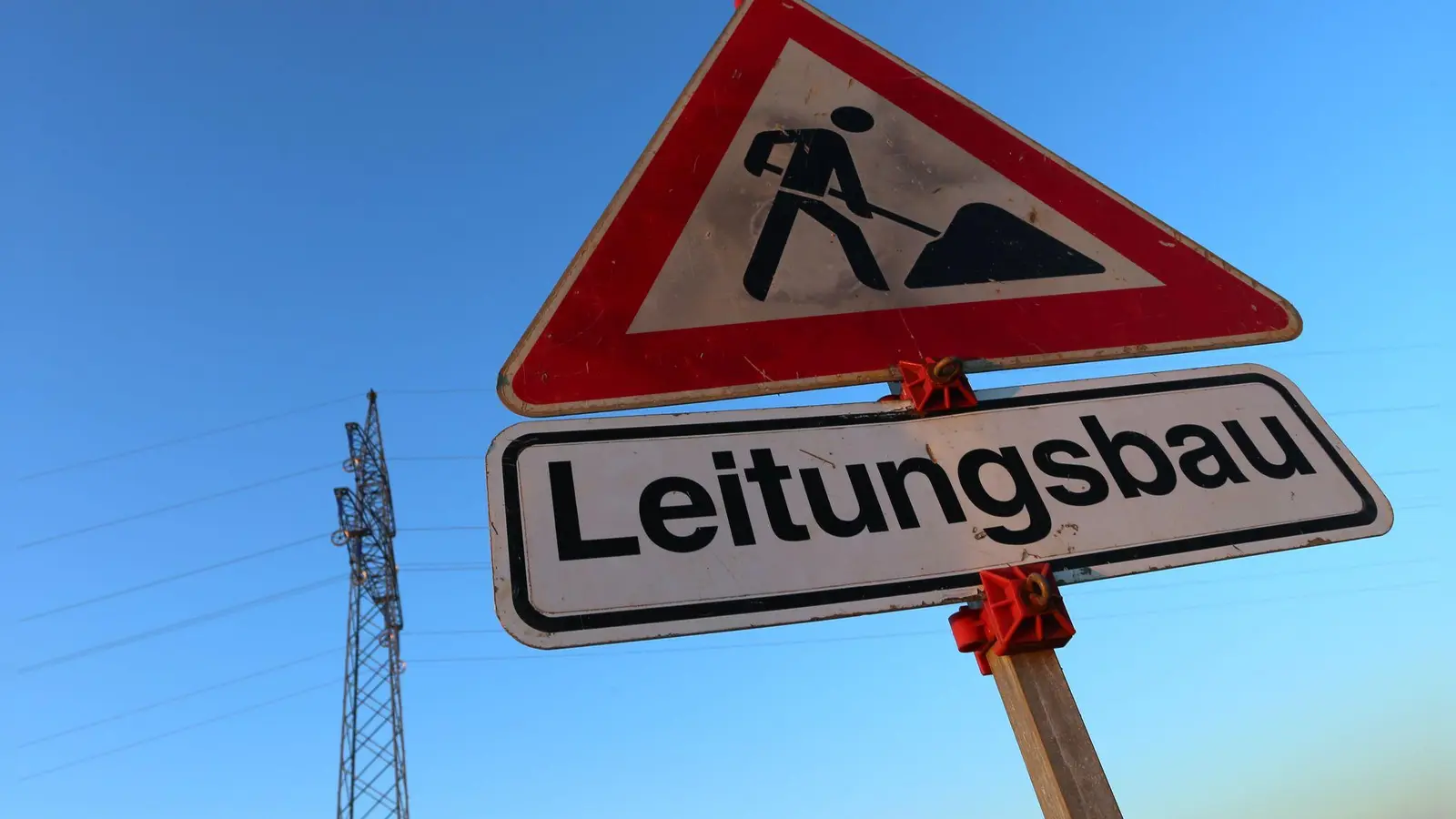 „Leitungsbau“: Dieses Verkehrsschild wird in Bayern in den nächsten Jahren womöglich häufiger zu sehen sein. (Symbolbild) (Foto: Karl-Josef Hildenbrand/dpa)