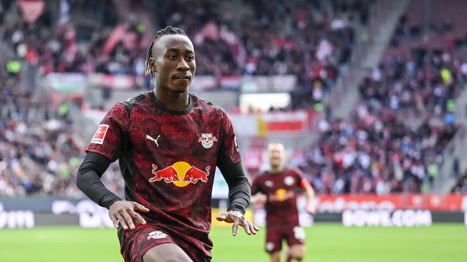 Der 18-jährige Yan Diamonde jubelt nach seinem ersten Bundesliga-Tor. (Foto: Harry Langer/dpa)