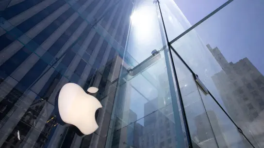 Ein Apple Store auf der Fifth Avenue. Apple-Zulieferer setzen nach Regierungsangaben bei der iPhone-Produktion neben China zunehmend auch auf Indien als Standort. (Foto: Mark Lennihan/AP/dpa)