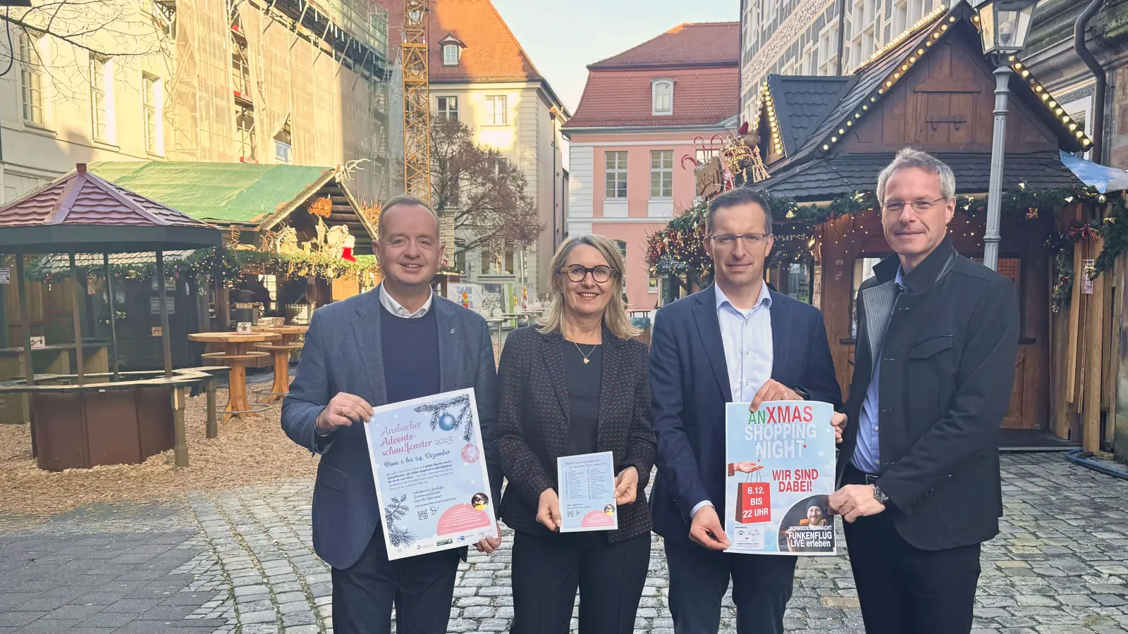 Sie weisen auf Aktionen der Citywerkstatt hin (von links): Oberbürgermeister Thomas Deffner, IHK-Geschäftsstellenleiterin Karin Bucher, der Leiter der Wirtschaftsförderung der Stadt, Christoph Albrecht, und Projektkoordinator Gregor Heilmaier. (Foto: Oliver Herbst)