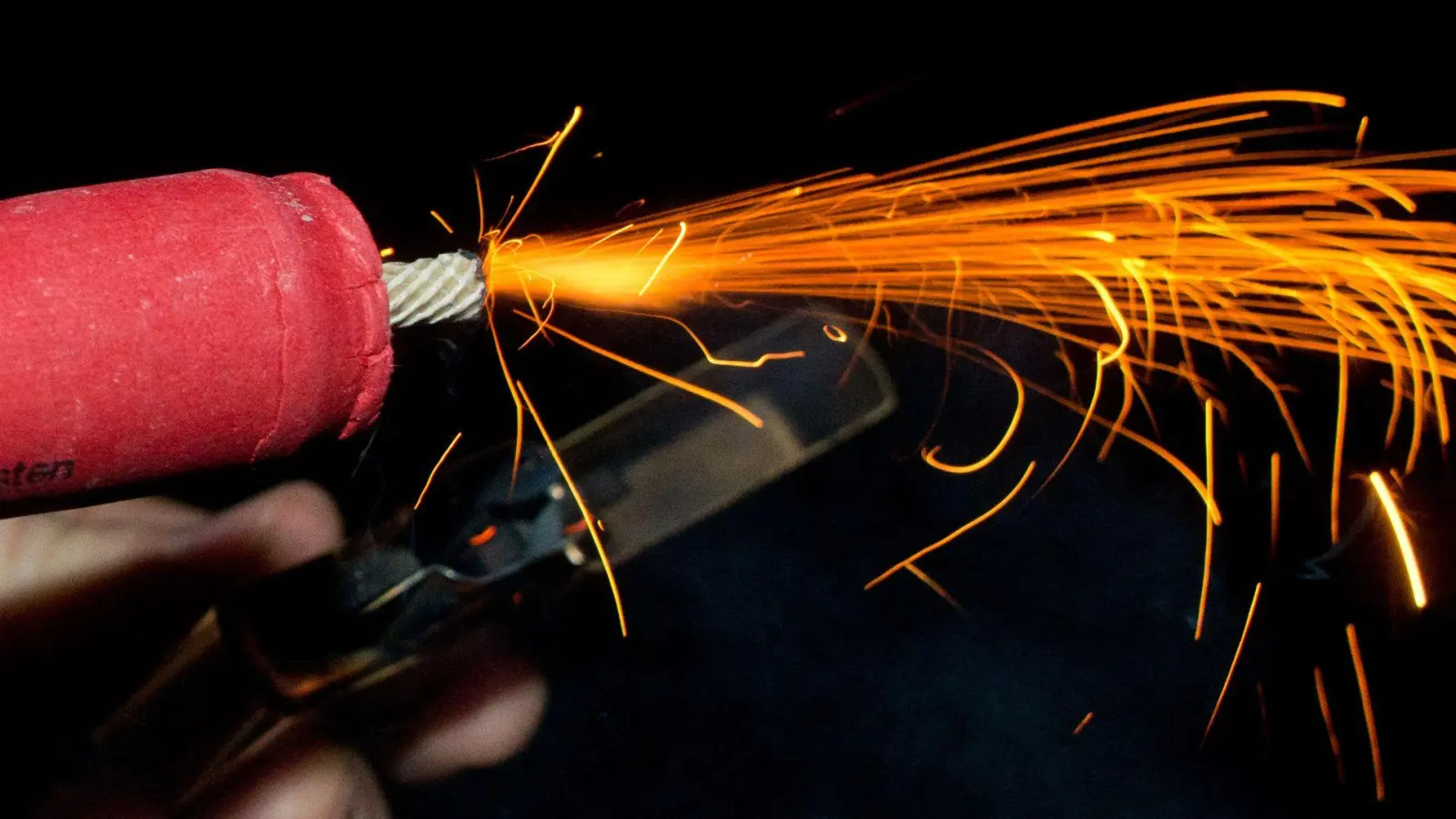 Ein 17-Jähriger wirft am Eingang des Festzeltes einen Böller und verletzt damit eine Frau. (Symbolbild) (Foto: Patrick Pleul/dpa-Zentralbild/dpa)