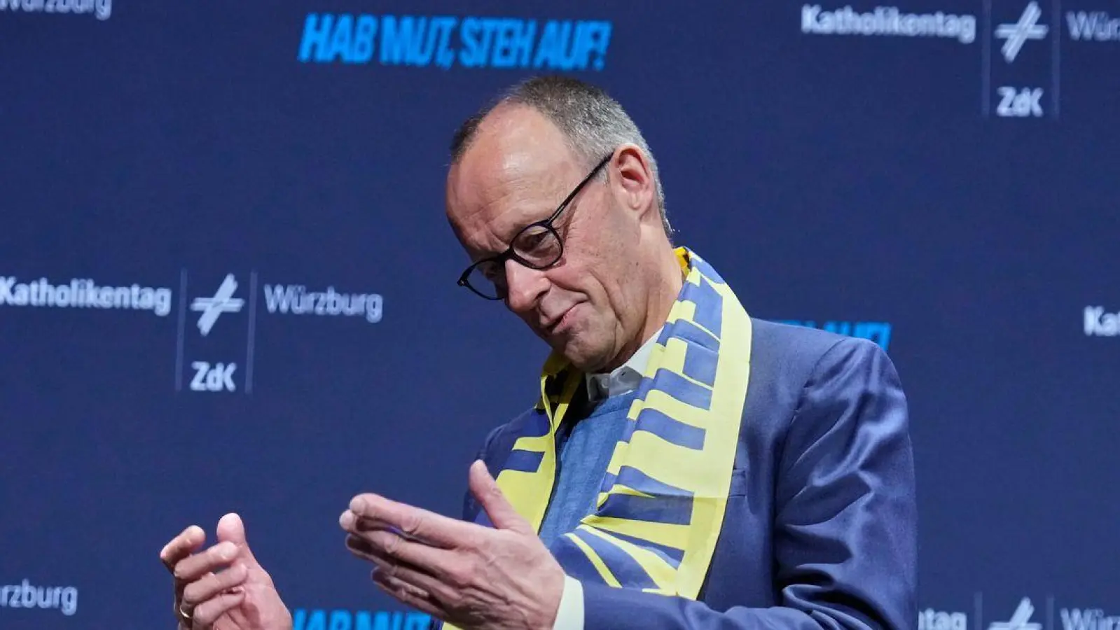 Der Kanzler zeigt sich in Würzburg selbstkritisch. (Foto: Matthias Schrader/AP Pool/dpa)