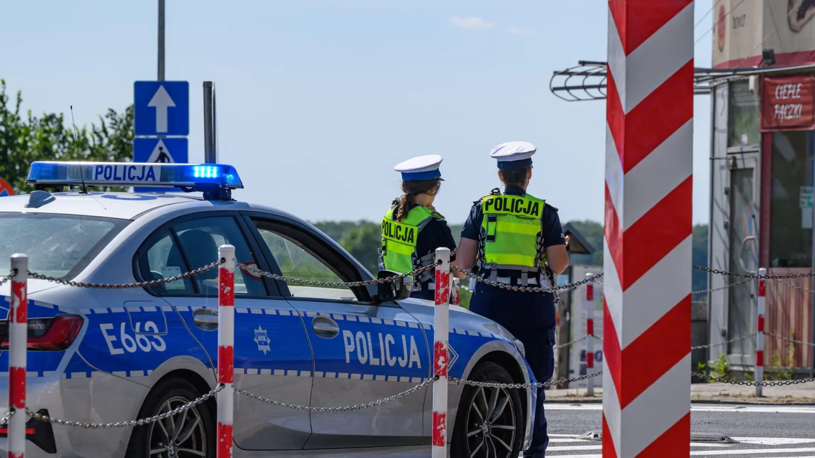 Polnische Polizistinnen stehen am deutsch-polnischen Grenzübergang Stadtbrücke zwischen Frankfurt (Oder) und Slubice. (Foto: Patrick Pleul/dpa)