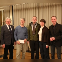 Hans Unger von der Theatergemeinde (links), Oberbürgermeister Dr. Christoph Hammer und Rebecca Schiepek vom Theater- und Kulturring (von rechts) freuten sich mit den Preisträgern Alfred Karnatjan (2. von links) und Roman Declercq.  (Foto: Martina Kramer)