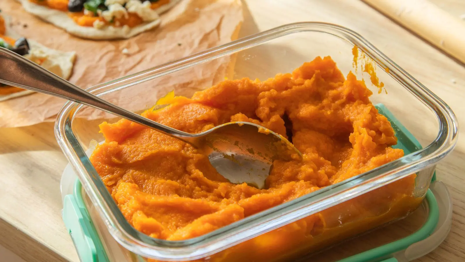 Ein gelungenes Kürbispüree zeichnet sich durch eine besonders cremige Konsistenz aus. (Foto: Christin Klose/dpa-tmn)