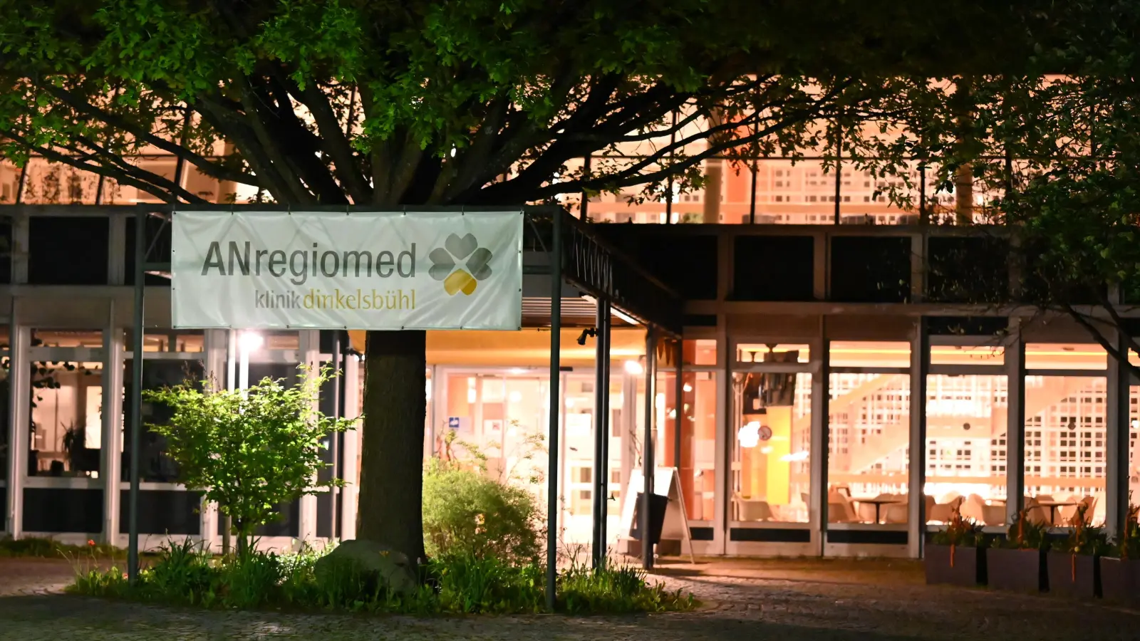 Um Mitternacht brachte eine Mutter ihre Tochter in die Klinik Dinkelsbühl. In der Notaufnahme sah sich kein Arzt das Kind an.  (Foto: Manfred Blendinger)