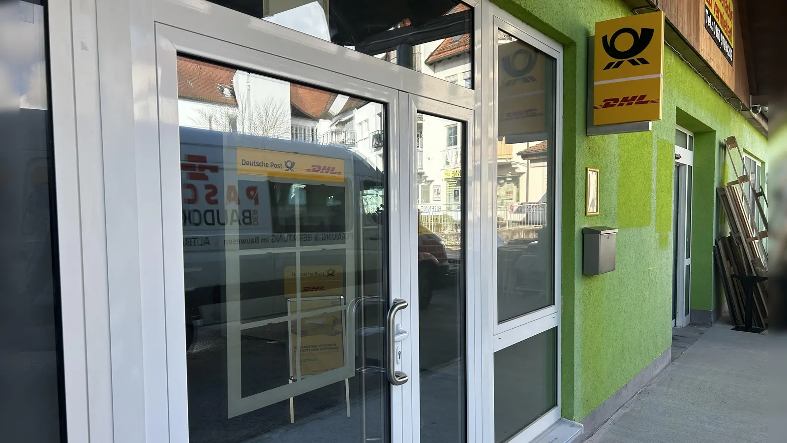 Eine Hausnummer fehlt noch, das gelbe Logo der Post ist aber bereits angebracht: In diesem Gebäude in der Dinkelsbühler Straße 6 will die Post am 19. November eine Filiale eröffnen.  (Foto: Florian Pöhlmann)