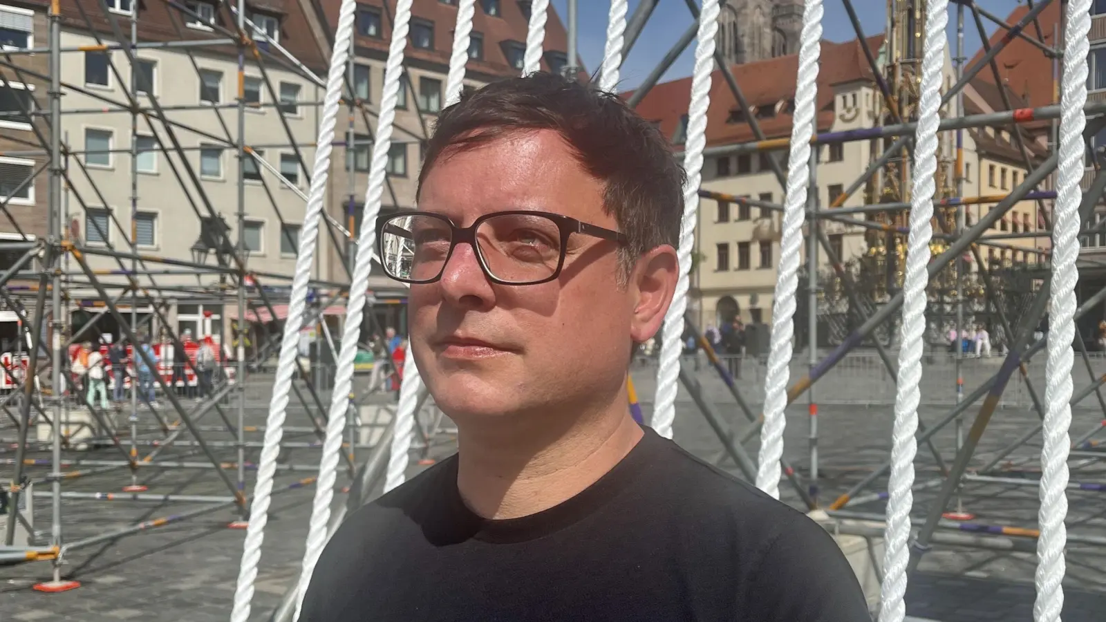 Der Künstler Stefan Reiss vor seiner Installation „Transformation XYZ“ zur Blauen Nacht in Nürnberg. (Foto: Karsten Schuhl)