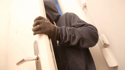 In Rothenburg sind unbekannte Täter in gleich zwei Einfamilienhäuser eingebrochen. (Symbolbild: Bodo Marks/dpa)