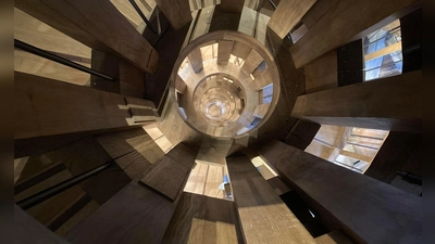 Die doppelläufige Wendeltreppe im Südturm: Ein Lauf führt hinauf, der andere hinunter, sodass sich die Besucher nie begegnen.  (Foto: Sabine Glaubitz/dpa)