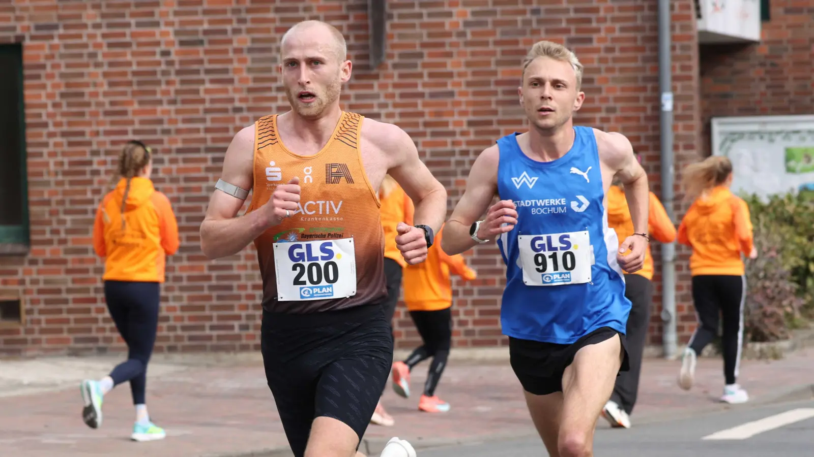 Die beiden schnellsten Läufer über zehn Kilometer in Uelzen: Florian Bremm (links) und Sieger Nils Voigt. (Foto: Theo Kiefner)
