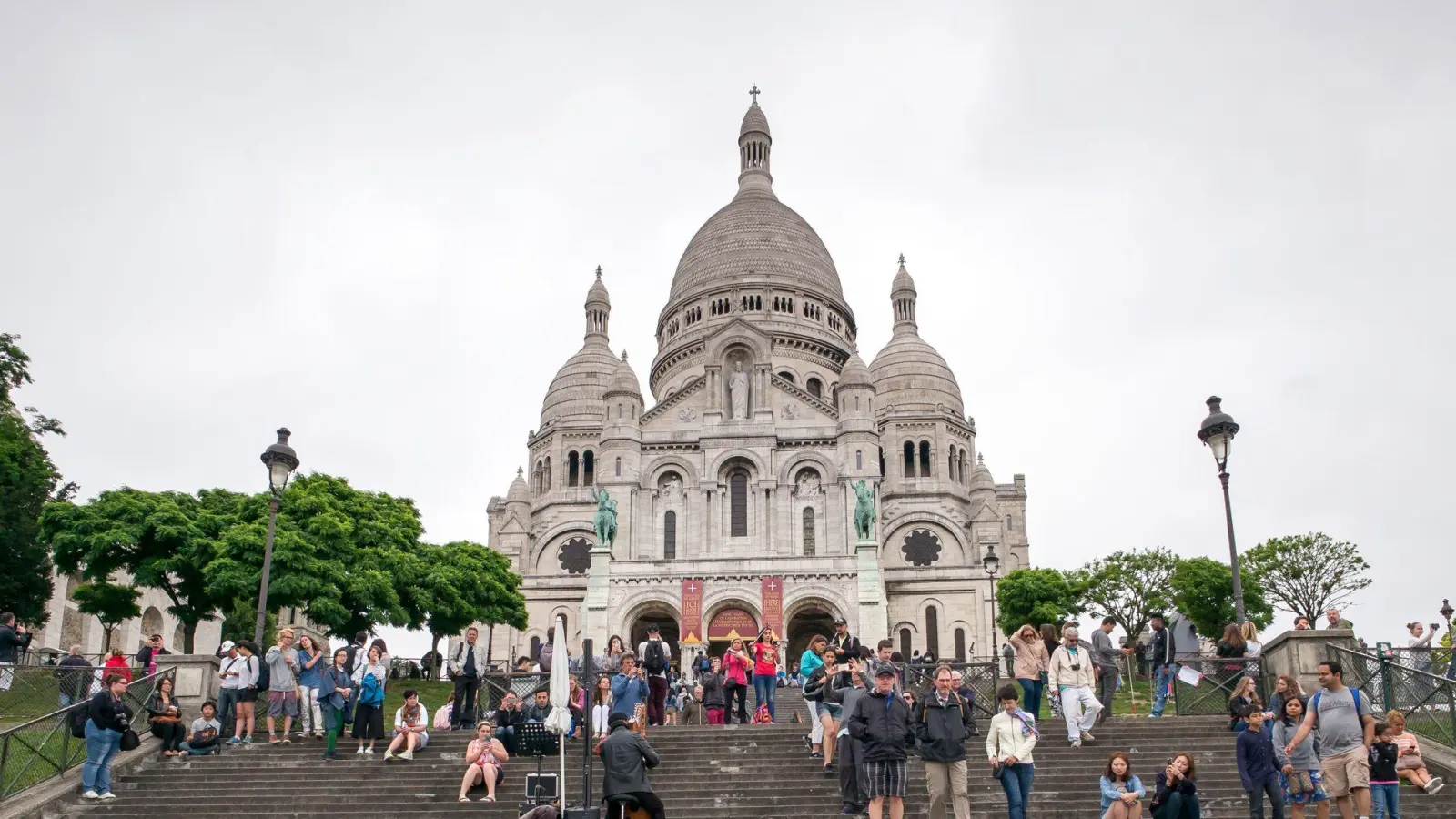 Ab diesem Sommer können Touristen auf der Metrolinie 14 und an der Standseilbahn Montmartre und in vielen Pariser Bussen ihre Tickets direkt mit einer Bankkarte kaufen. (Foto: picture alliance / dpa)