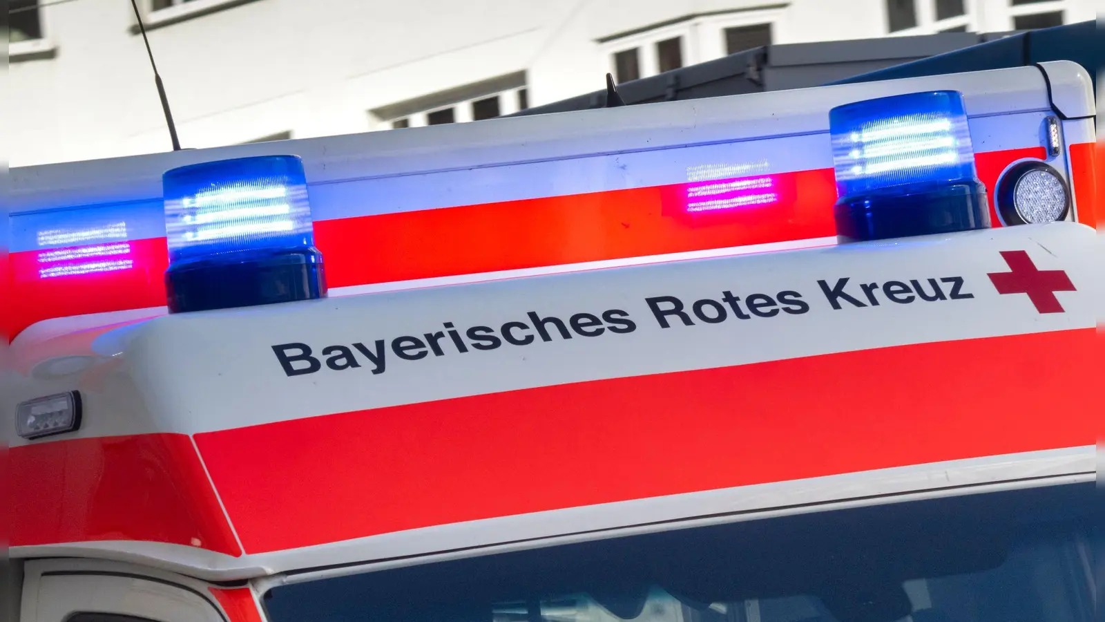 Die Einsatzkräfte reanimierten den Beifahrer. (Symbolbild) (Foto: Peter Kneffel/dpa)