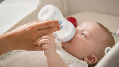 Säuglingsnahrung für das erste Jahr: Produkte mit der Kennzeichnung „Pre“ oder „1“ sind für Babys im gesamten ersten Lebensjahr geeignet und können Muttermilch ersetzen. (Foto: Christin Klose/dpa-tmn)