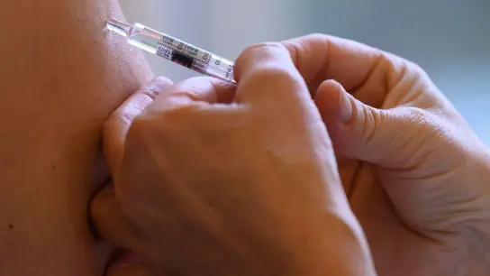 Eine Impfung gegen Grippe soll ab Oktober auch in den Apotheken möglich sein. (Foto: Robert Michael/dpa-Zentralbild/dpa)