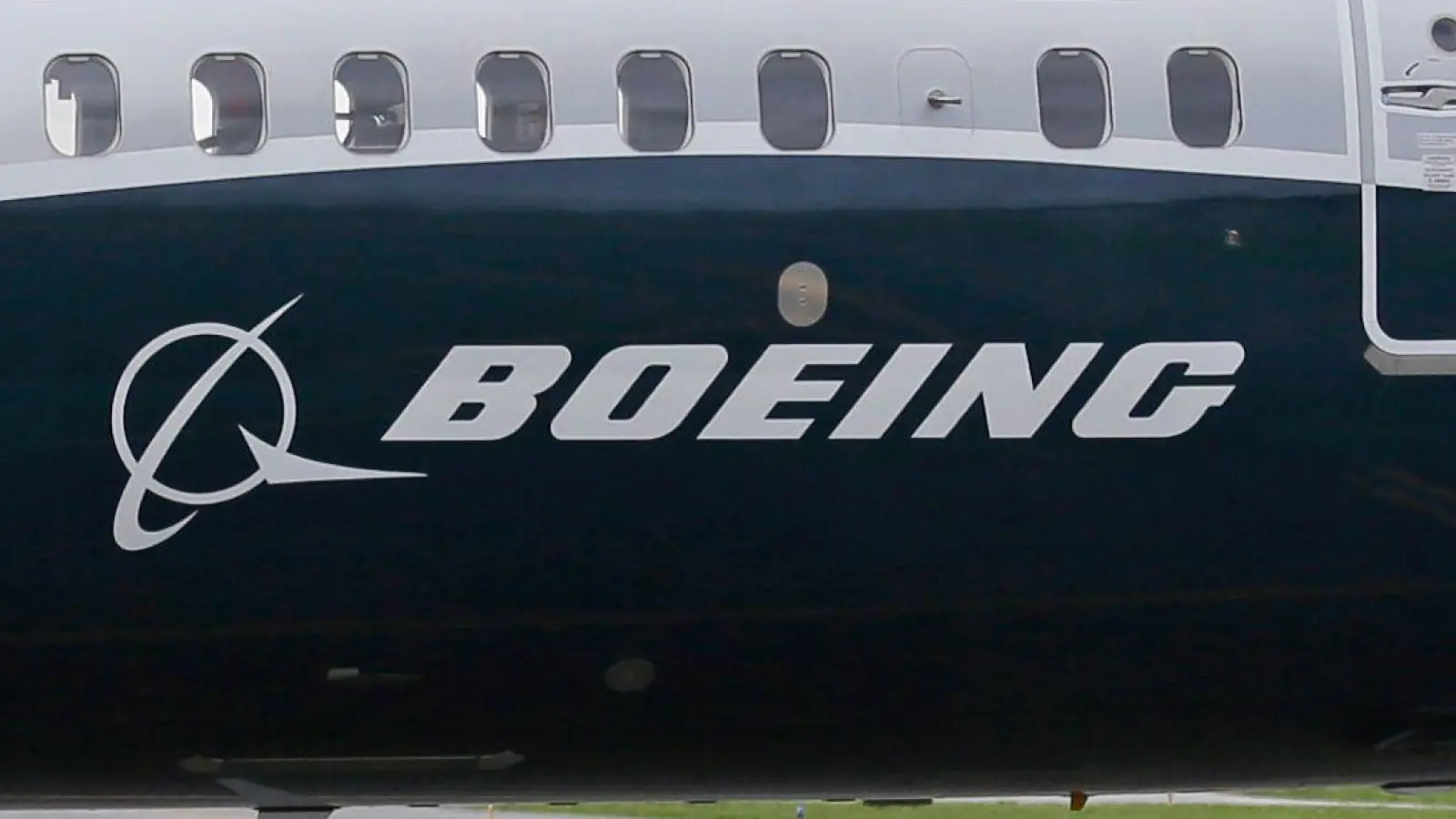 Bei einer Boeing 737-9 Max war Anfang des Jahres kurz nach dem Start ein Rumpfteil herausgebrochen. (Foto: Ted S. Warren/AP/dpa)