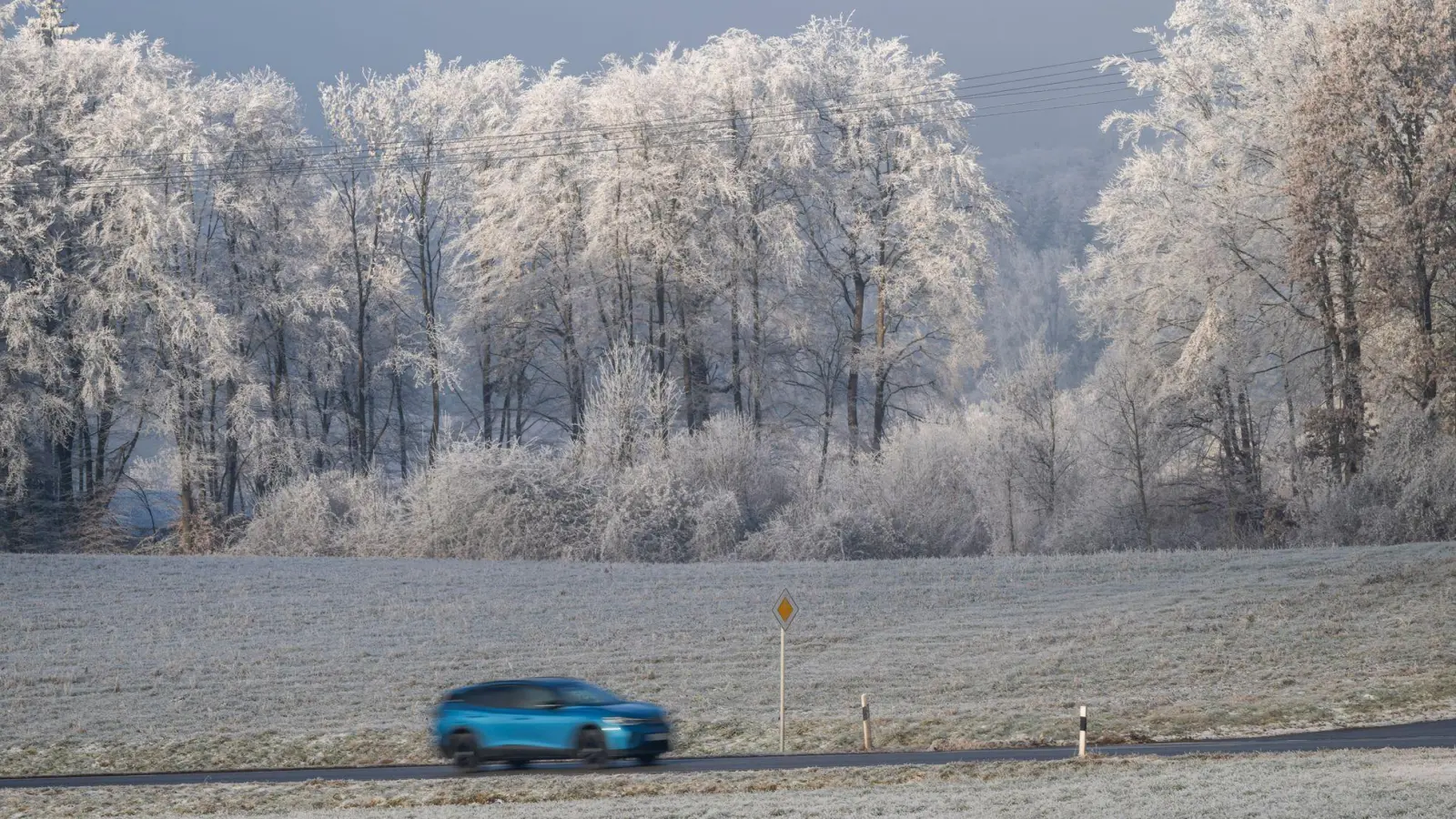 In Unterfranken war es auf vielen Straßen am Morgen glatt. (Archivbild) (Foto: Peter Kneffel/dpa)