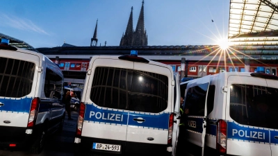 Am Kölner Bahnhof prügelten sich zahlreiche Fans von Schalke und Dortmund. (Archivbild) (Foto: Christoph Reichwein/dpa)