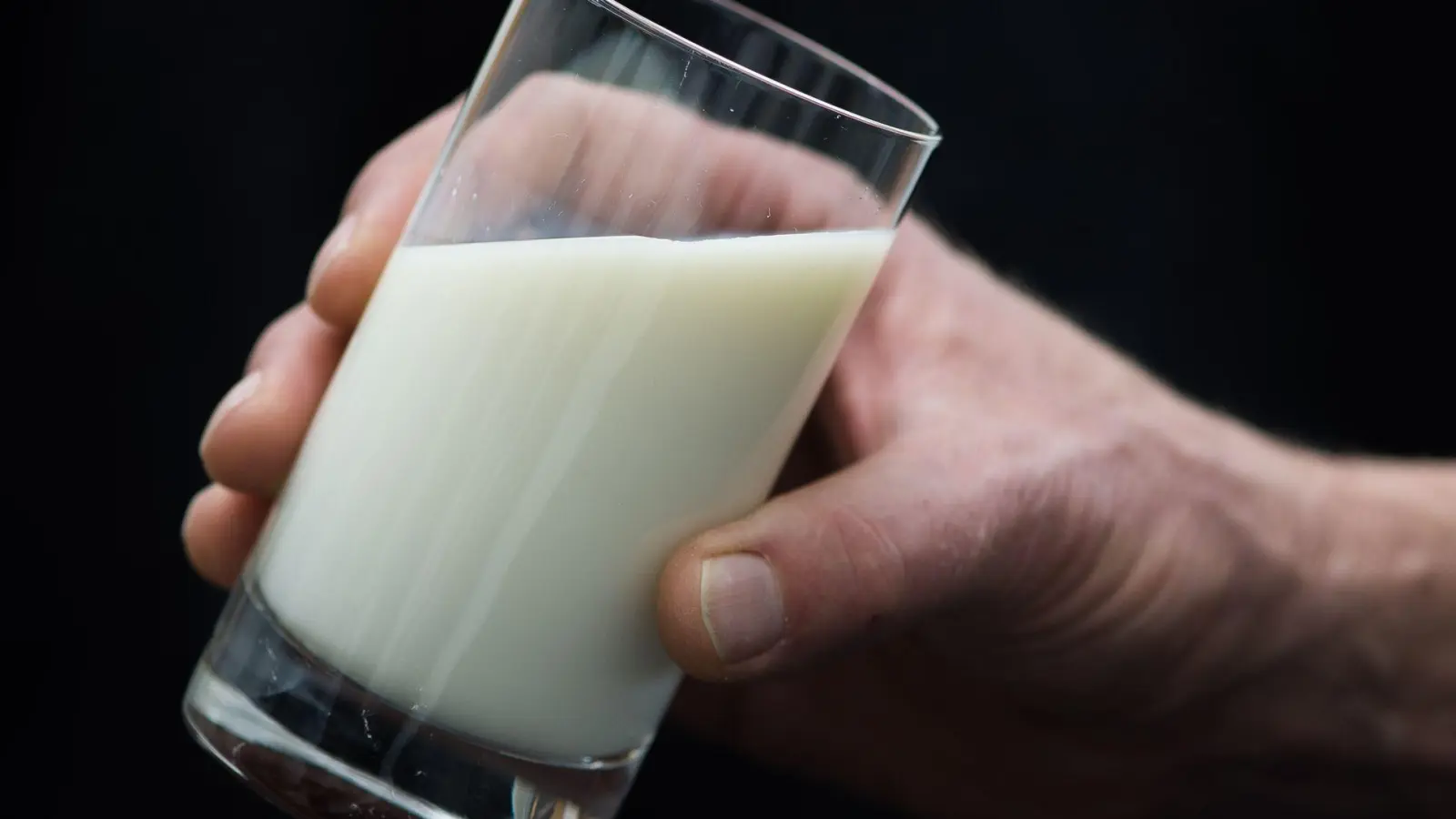 Gesundheitsgefährdende Stoffe sind in einer Milch entdeckt worden. (Symbolbild) (Foto: Lukas Schulze/dpa)