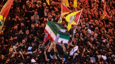 Mehr als vier Monate nach seiner Tötung ist Irans früherer oberster Führer Ajatollah Ali Chamenei beerdigt worden.  (Foto: Ameer Al-Mohammedawi/dpa)