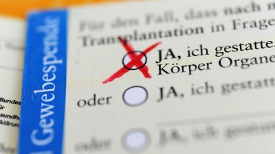 In Deutschland müssen spätere Spender zu Lebzeiten oder stellvertretend die Angehörigen einer Organentnahme explizit zustimmen. (Symbolbild) (Foto: Marie Reichenbach/dpa)