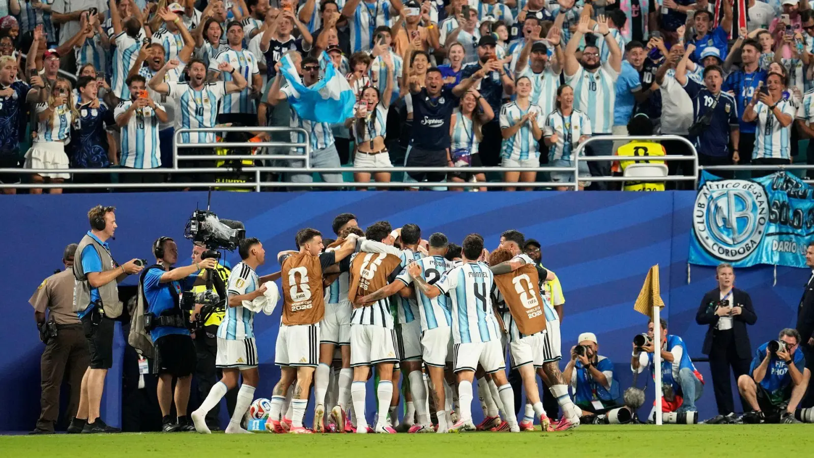 Argentinien jubelt: Gegen Kap Verde reichte es zu einem 3:2 nach Verlängerung. (Foto: George Walker IV/AP/dpa)