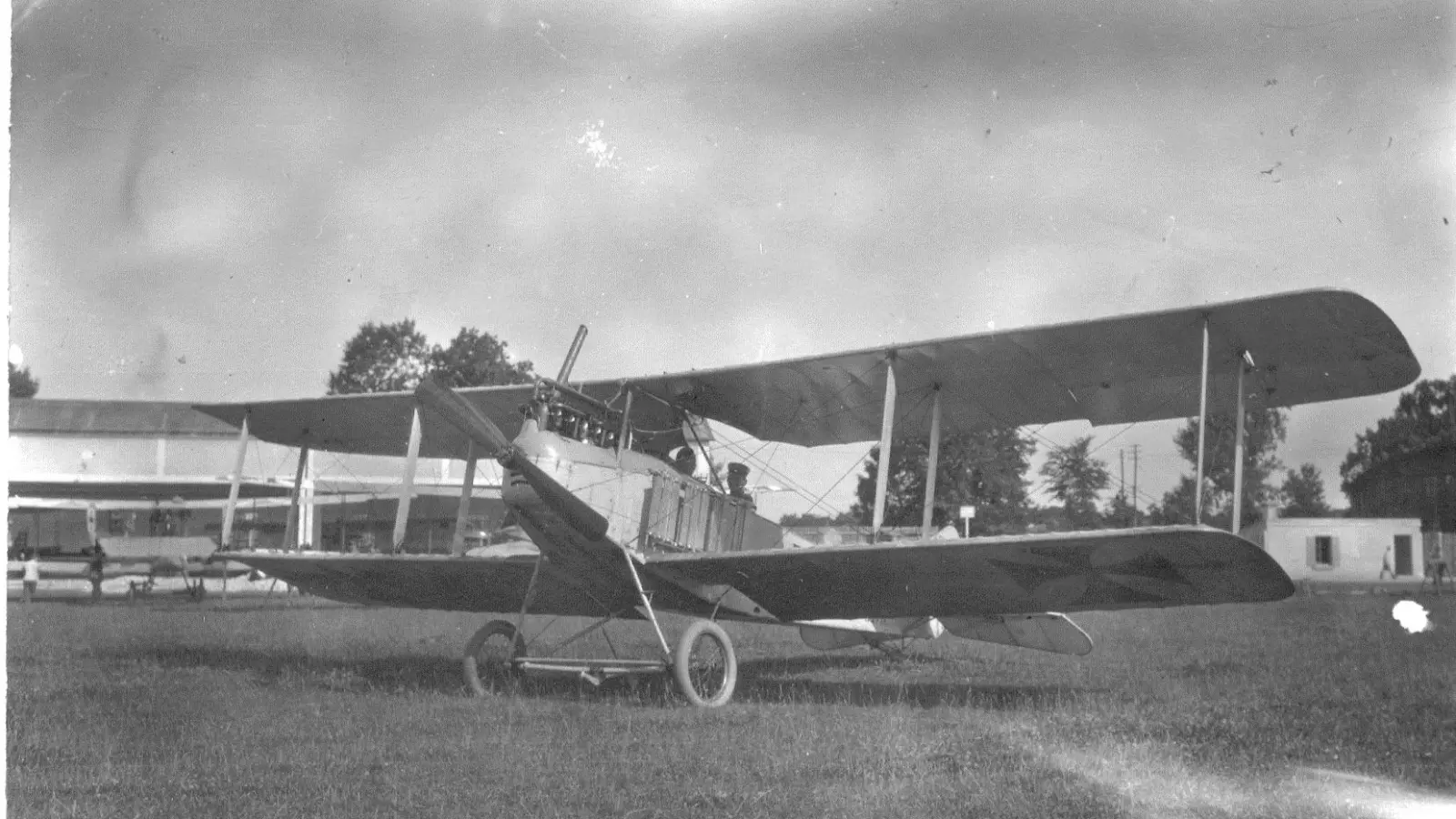 Der Albatros von Dr. Edgar Wölfel steht 1916 auf dem Exerzierplatz des Ulanen-Regiments am Ansbacher Urlas. So begann die Ansbacher Fliegergeschichte, zu der im April 1925 ein Kapitel voller Schreck kommt.  (Foto: Privat)