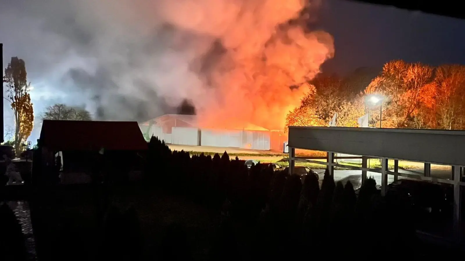 Ziemlich beängstigend wirkt dieses Foto eins Anwohners über den Brand in zwei Sanitärcontainern für eine geplante Flüchtlingsunterkunft vom Donnerstagabend. (Foto: privat/Anwohner)