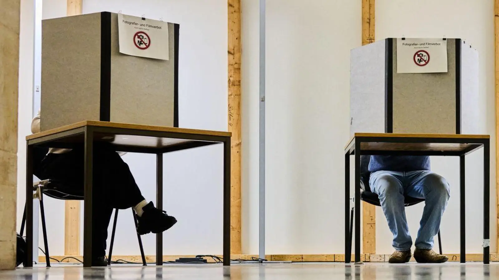 Einige Wählerinnen und Wähler haben ihre Stimmen schon vorab verteilt, wie hier im Neuen Rathaus vom Hannover. (Archivbild) (Foto: Julian Stratenschulte/dpa)