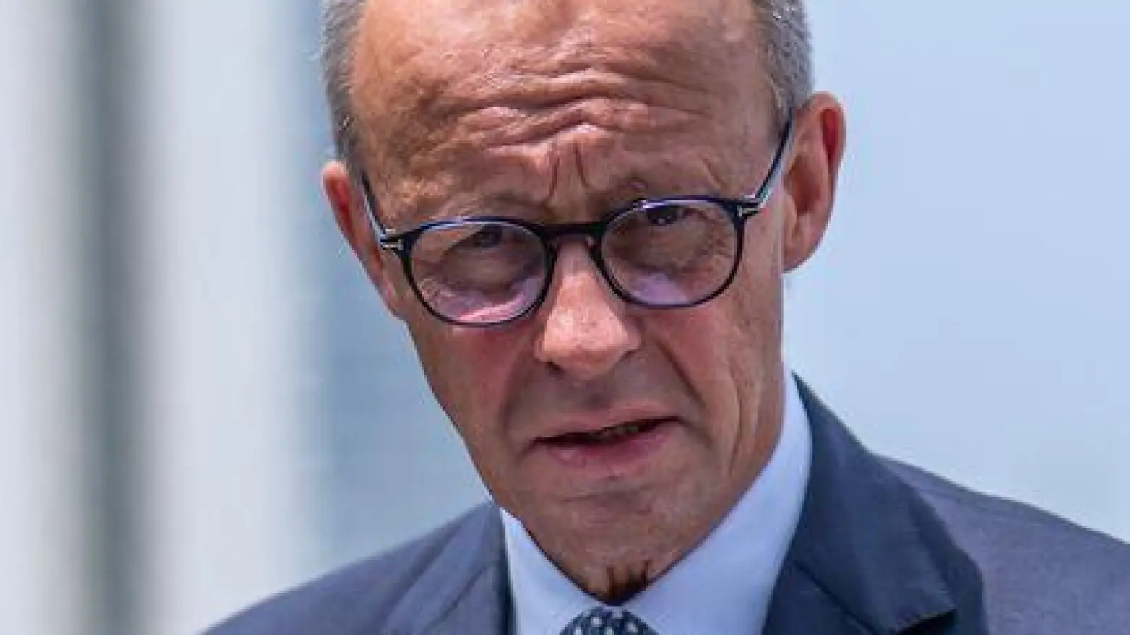 Bundeskanzler Friedrich Merz bremst Hoffnungen auf einen allzu schnellen Durchbruch bei den Ukraine-Verhandlungen. (Foto: Michael Kappeler/dpa)