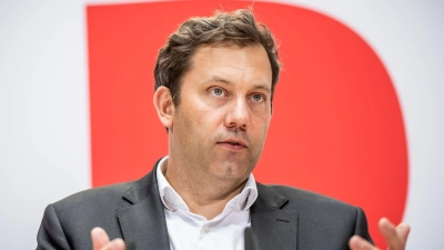 SPD-Chef Lars Klingbeil hält die Erhöhung des Mindestlohns für nicht ausreichend. (Foto: Michael Kappeler/dpa)