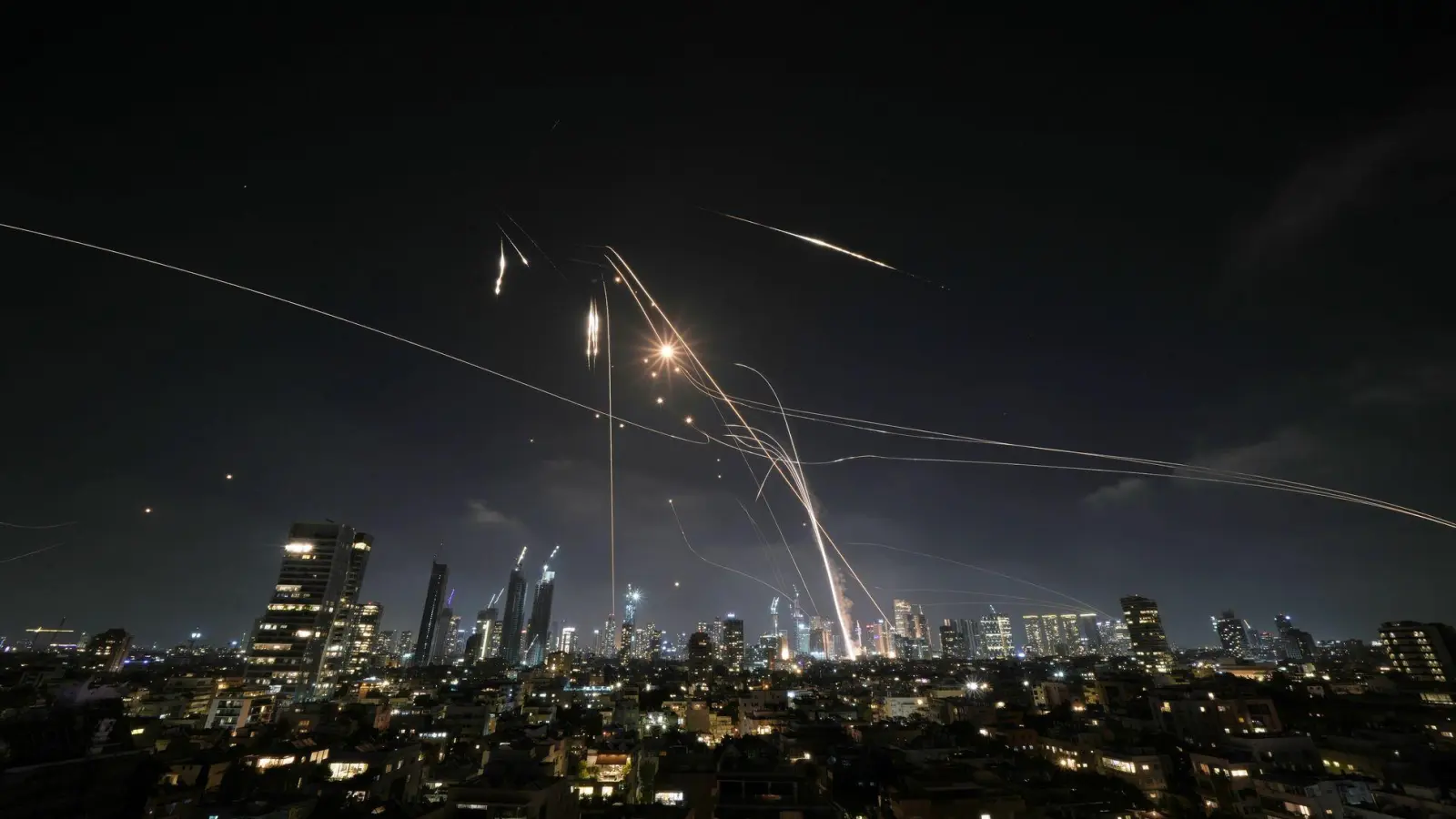 Iran hat mit einem Gegenangriff auf Israel begonnen. (Foto: Leo Correa/AP/dpa)