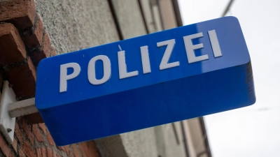 Die Polizei sperrt die Autobahn. (Symbolbild) (Foto: Peter Kneffel/dpa)