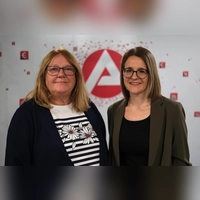 „Claudia Wolfinger und Bettina Fröhlich (v.l.) sorgen gemeinsam für Kontinuität – mit Fokus auf die Anliegen der Agentur-Kundinnen und Kunden”, so die Agentur für Arbeit Ansbach-Weißenburg. (Foto: Agentur für Arbeit/Lukas Schliepkorte)