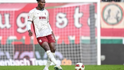 Soll für den FC Augsburg trotz der rassistischen Beleidigungen gegen sich im DFB-Pokal auflaufen: Verteidiger Juma Bah. (Foto: Harry Langer/dpa)