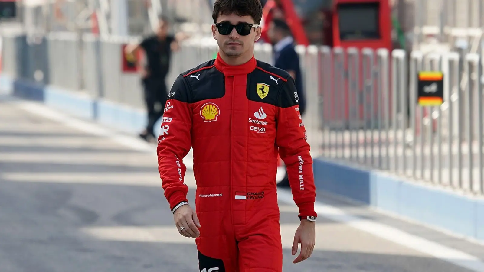Charles Leclerc aus Monaco vom Team Ferrari im Fahrerlager. (Foto: Hasan Bratic/dpa)