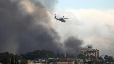 Ein israelischer Hubschrauber fliegt über Chan Junis. (Foto: Mohammed Dahman/AP/dpa)